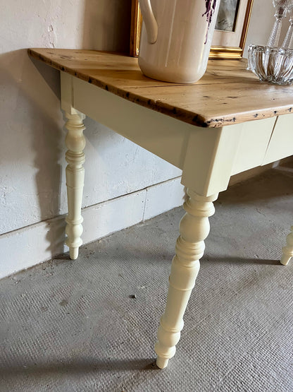 Table pieds tournés bois et crème