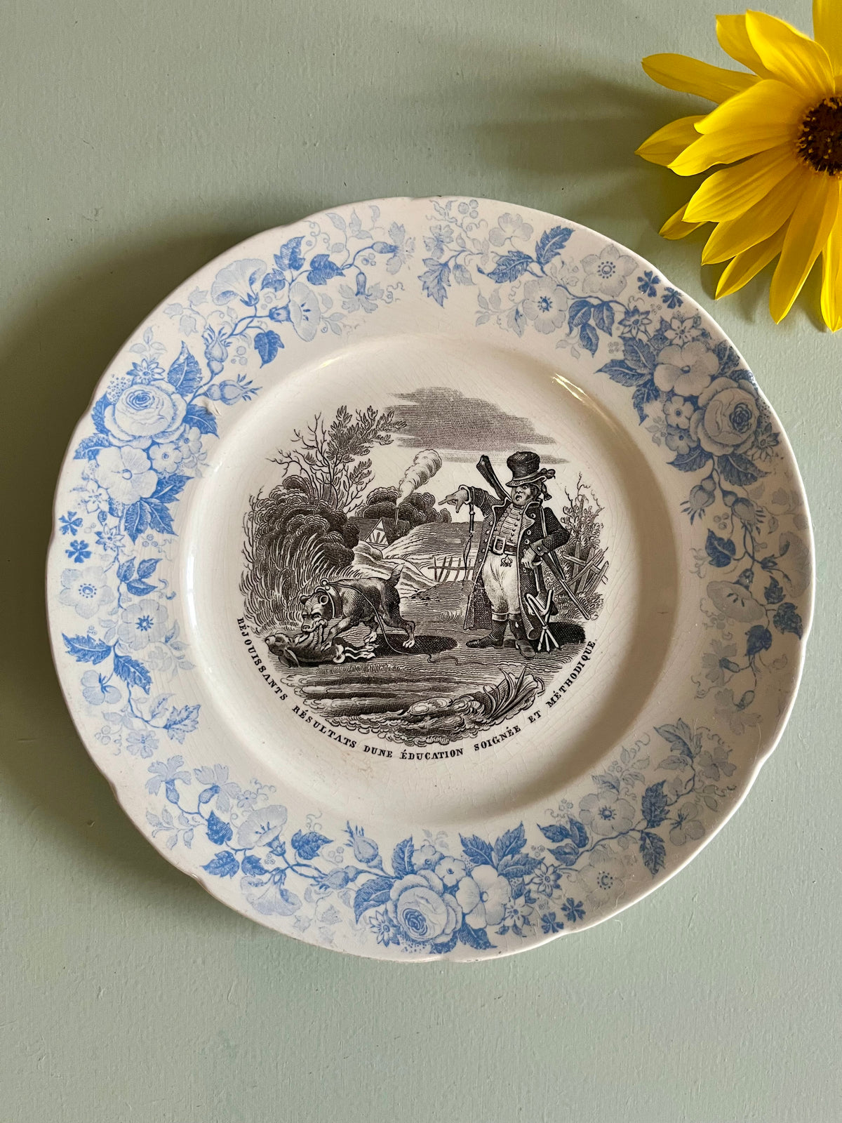 Assiette parlante ancienne – décor floral bleu  Vaisselle Patine