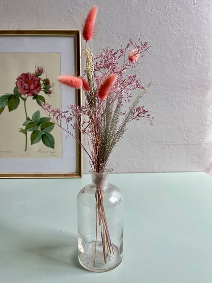 Flacon ancien avec fleurs séchées