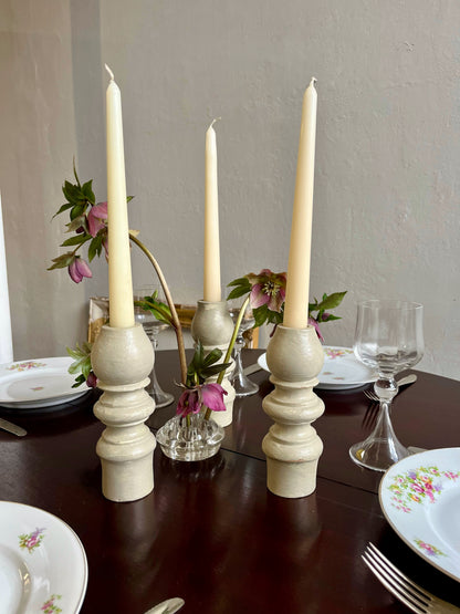 Bougeoir en bois tourné patiné