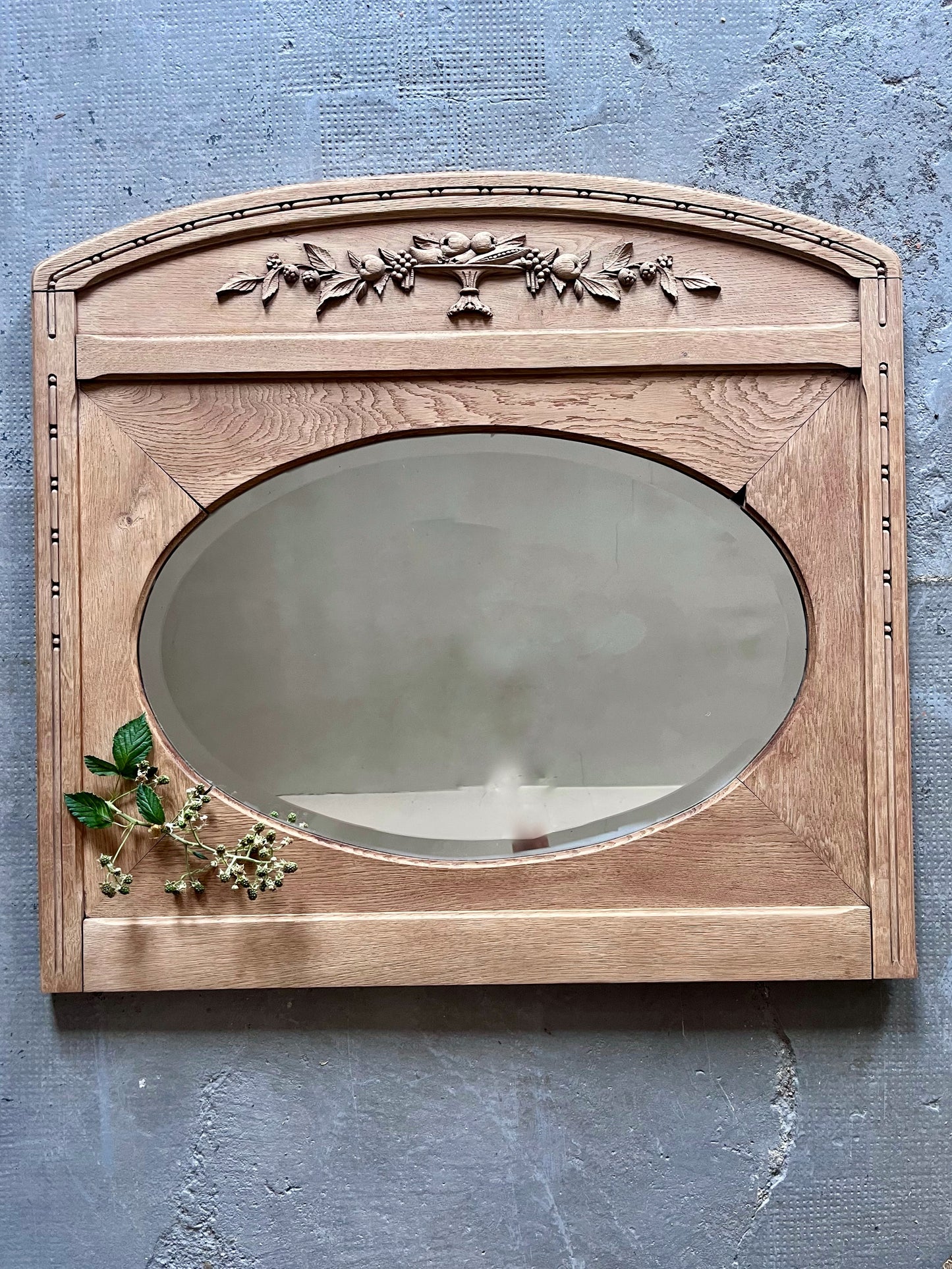 Miroir biseauté décor mûres   Patine
