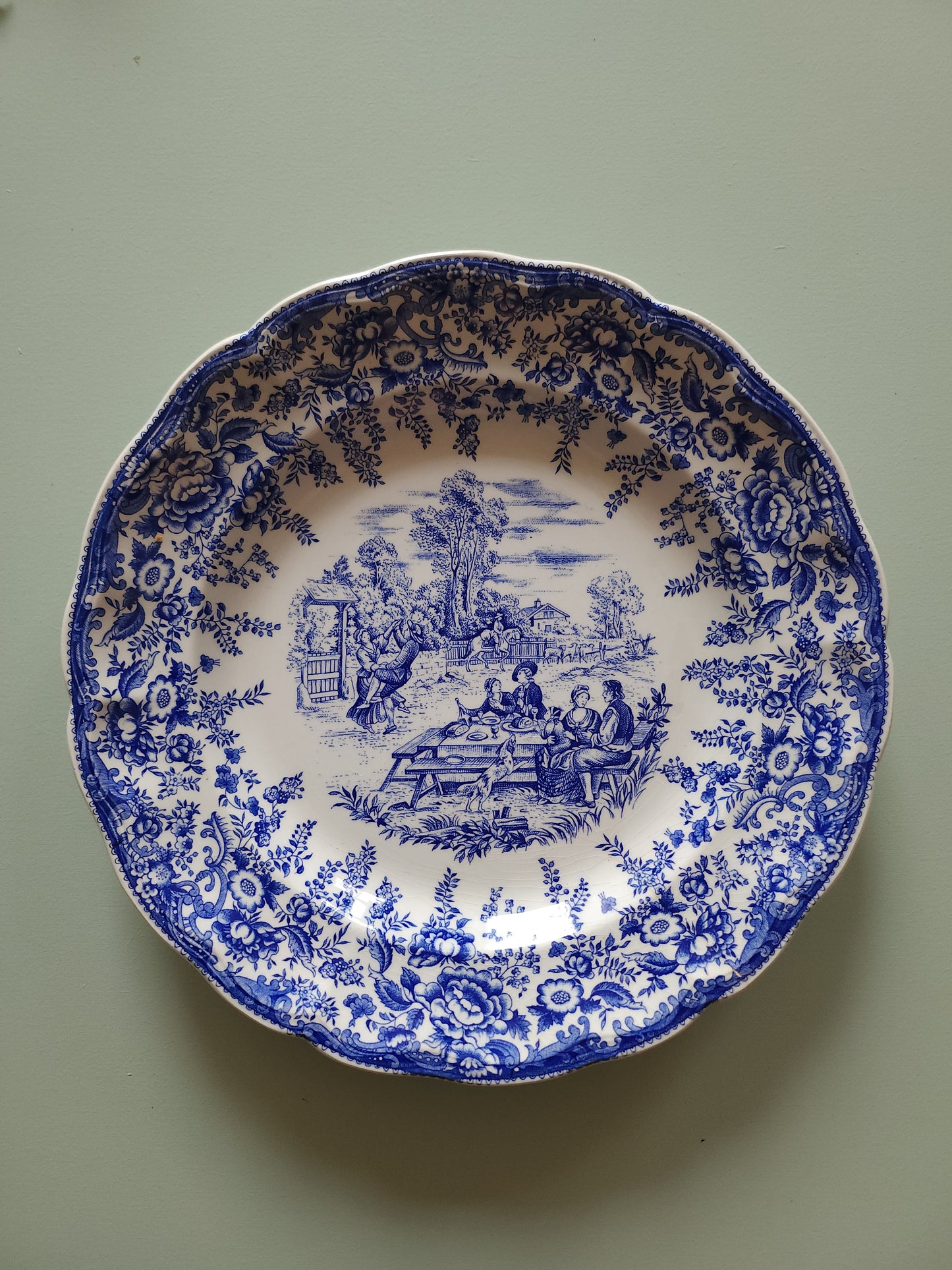 Plat rond Lunéville style anglais bleu patine 