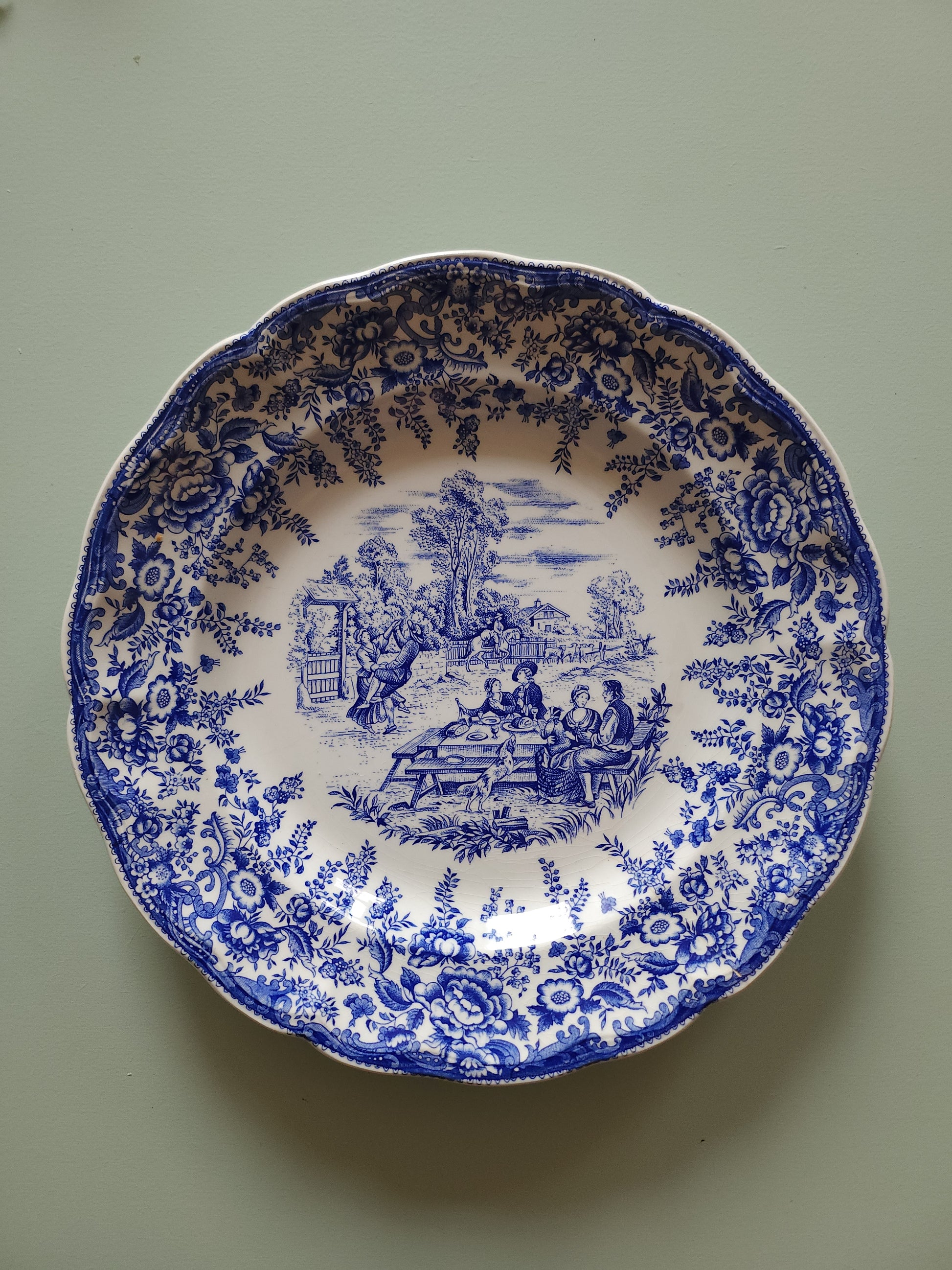 Plat rond Lunéville style anglais bleu patine 