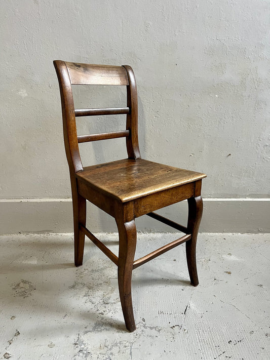 Chaise vintage en bois massif – patine authentique