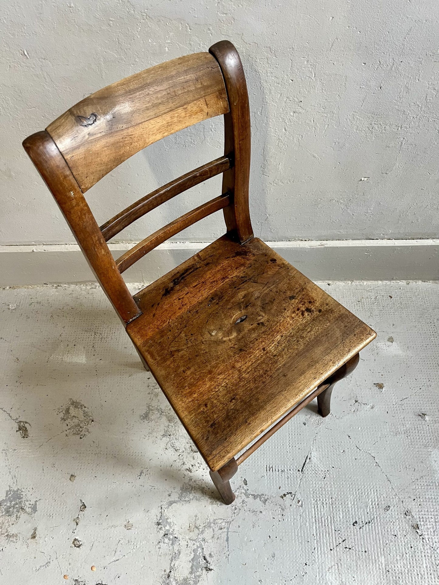 Chaise vintage en bois massif – patine authentique