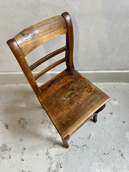 Chaise vintage en bois massif – patine authentique