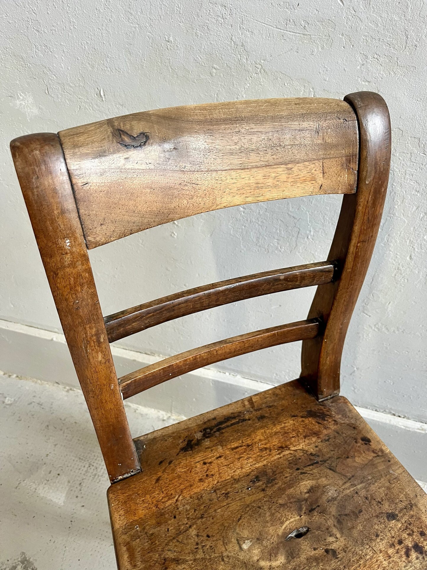 Chaise vintage en bois massif – patine authentique