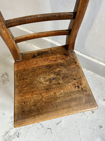 Chaise vintage en bois massif – patine authentique