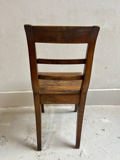 Chaise vintage en bois massif – patine authentique