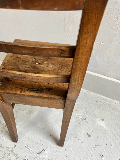 Chaise vintage en bois massif – patine authentique