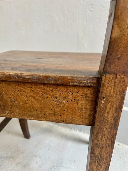 Chaise vintage en bois massif – patine authentique