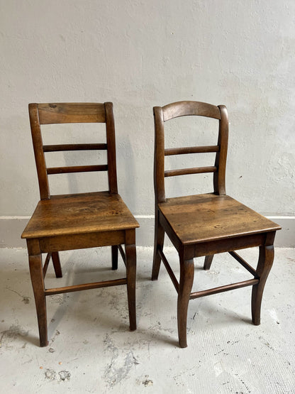 Chaise vintage en bois massif – patine authentique