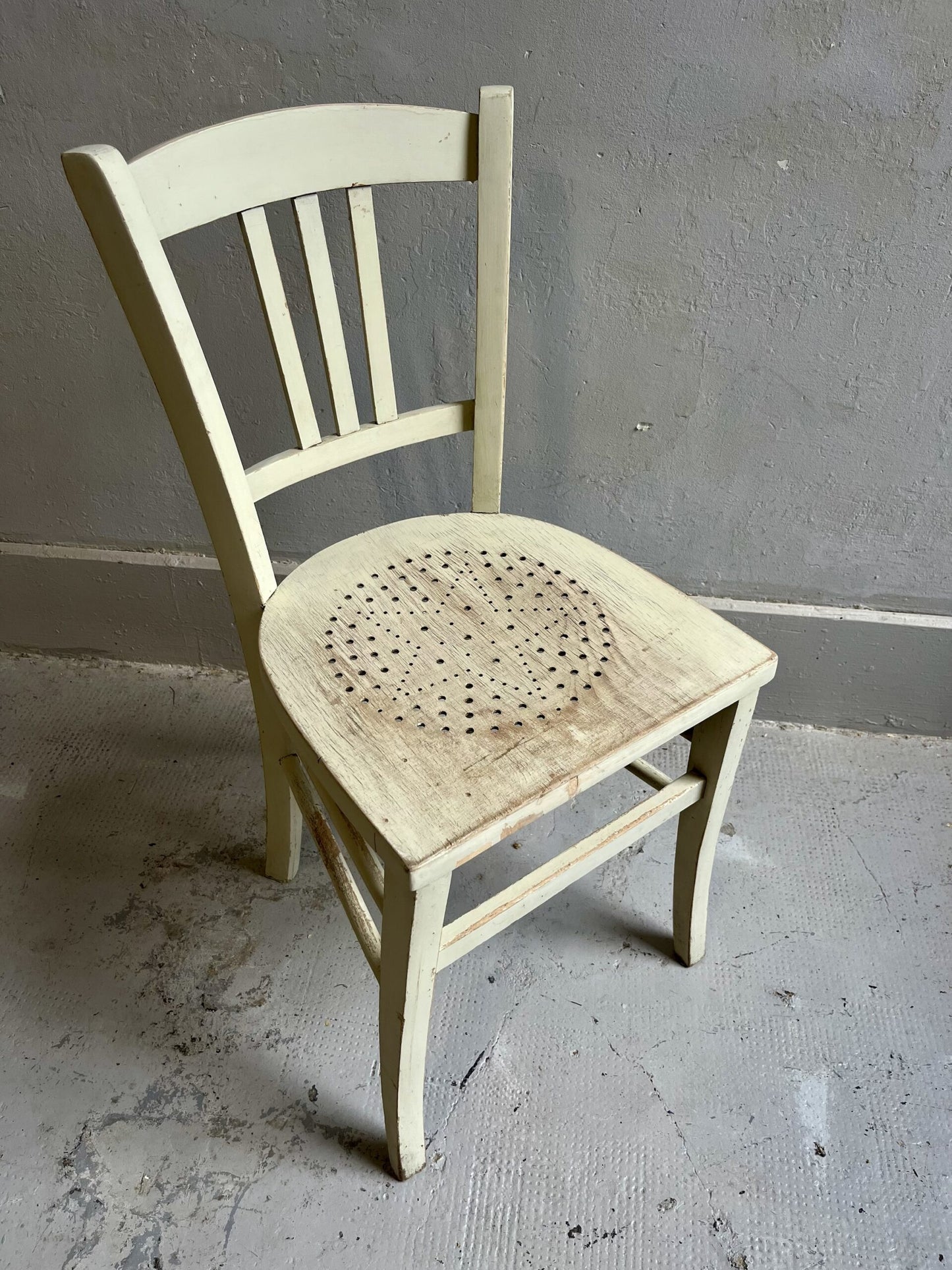Chaise vintage en bois patiné – assise ajourée
