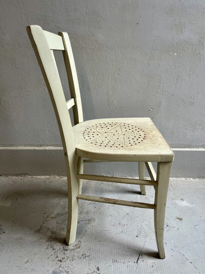 Chaise vintage en bois patiné – assise ajourée