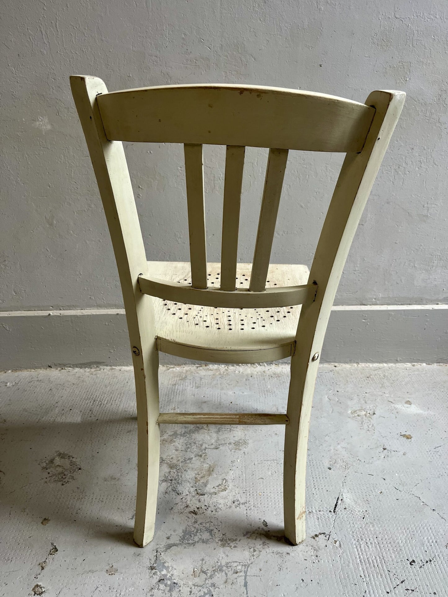 Chaise vintage en bois patiné – assise ajourée