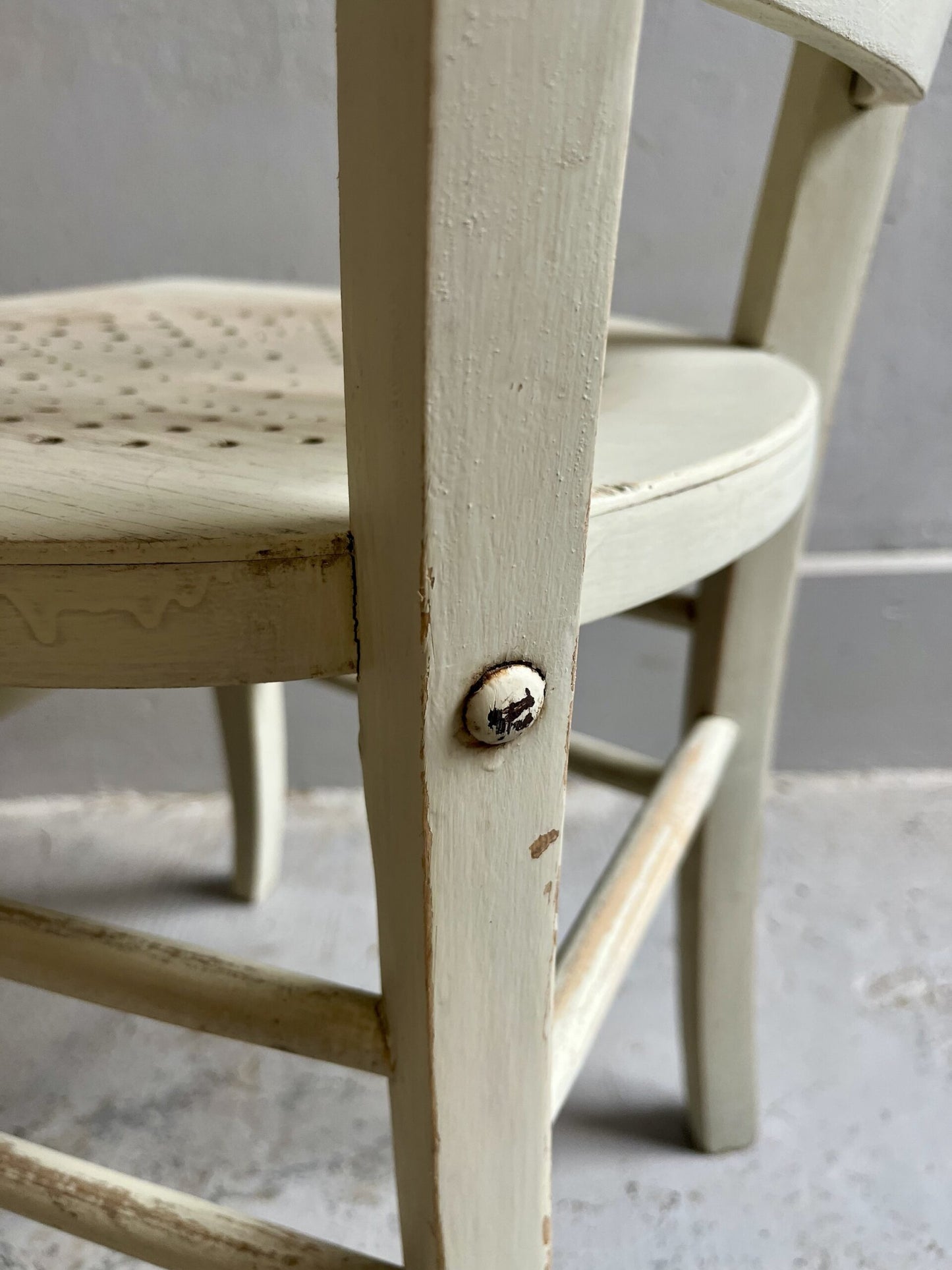 Chaise vintage en bois patiné – assise ajourée