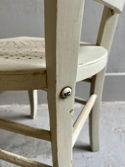 Chaise vintage en bois patiné – assise ajourée