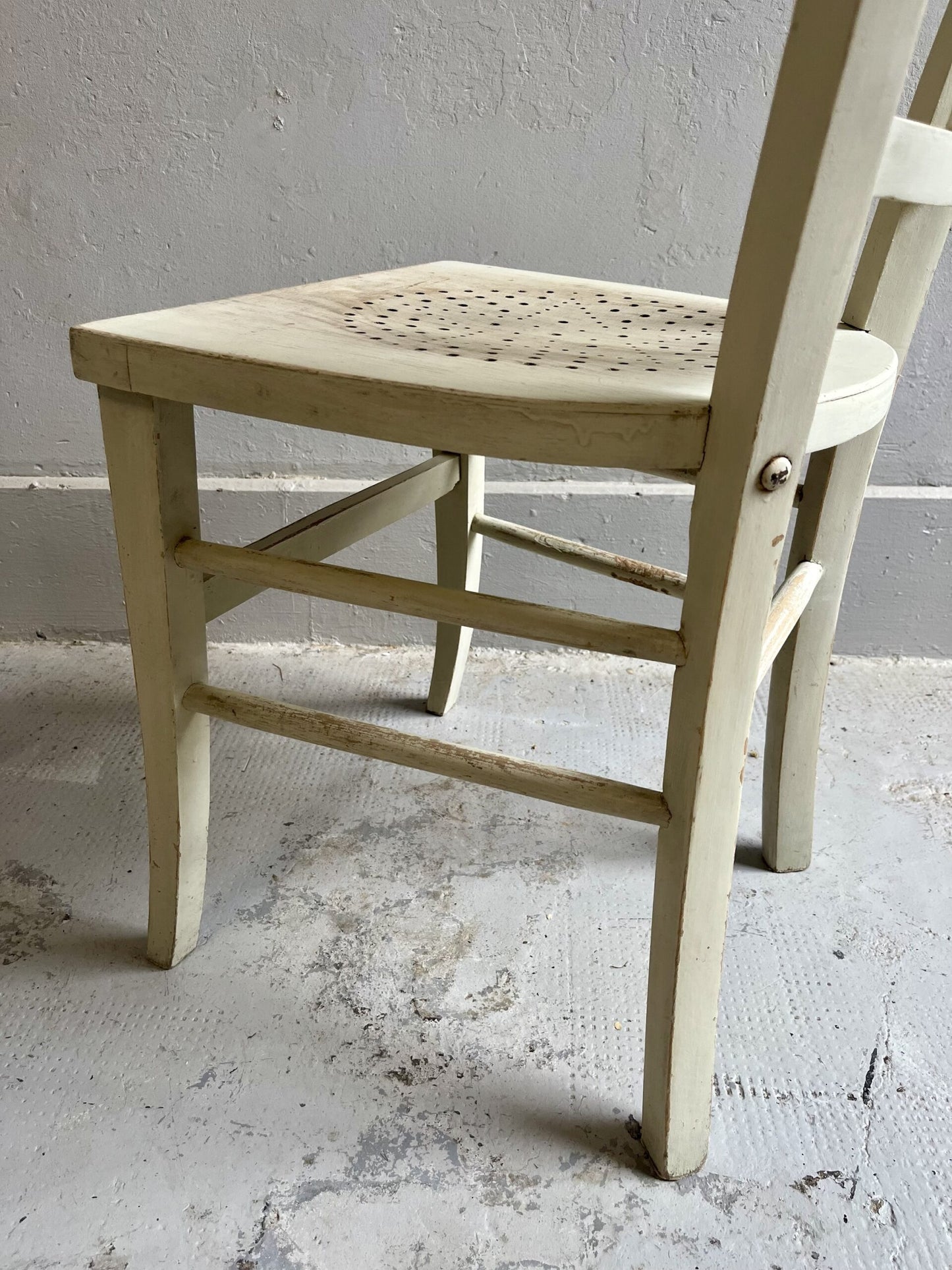 Chaise vintage en bois patiné – assise ajourée