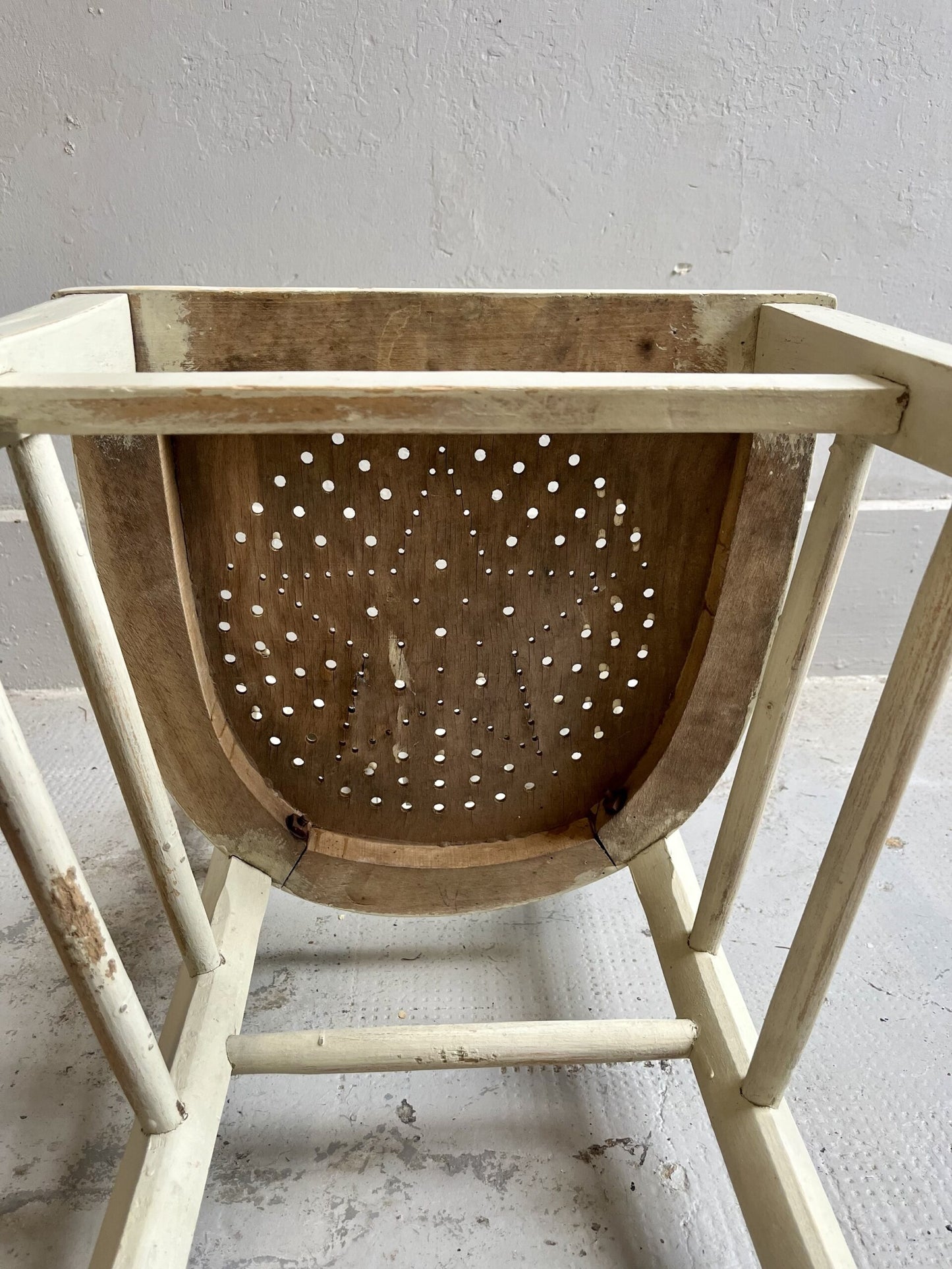 Chaise vintage en bois patiné – assise ajourée