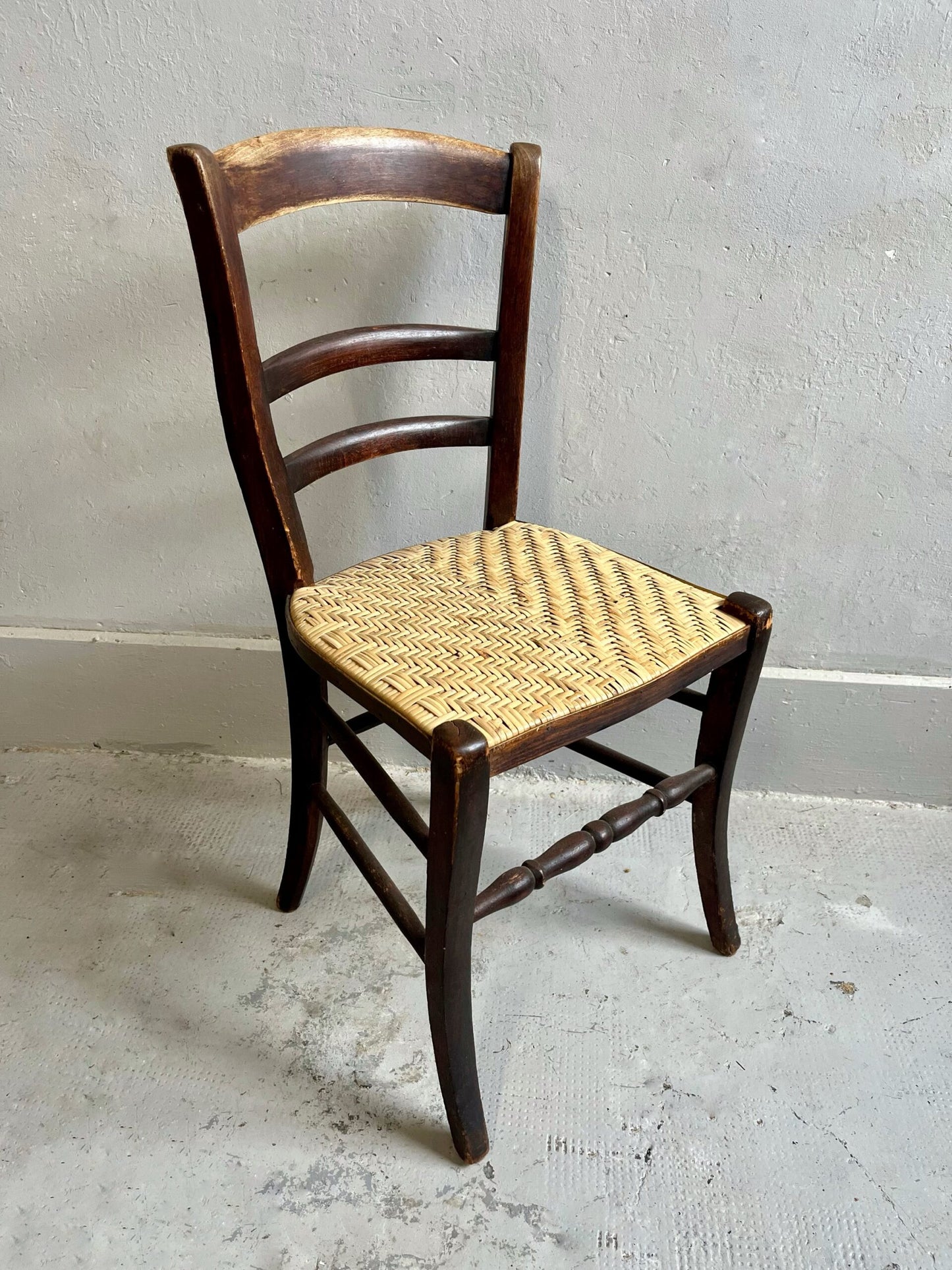 Chaise vintage en bois massif – assise paillée claire