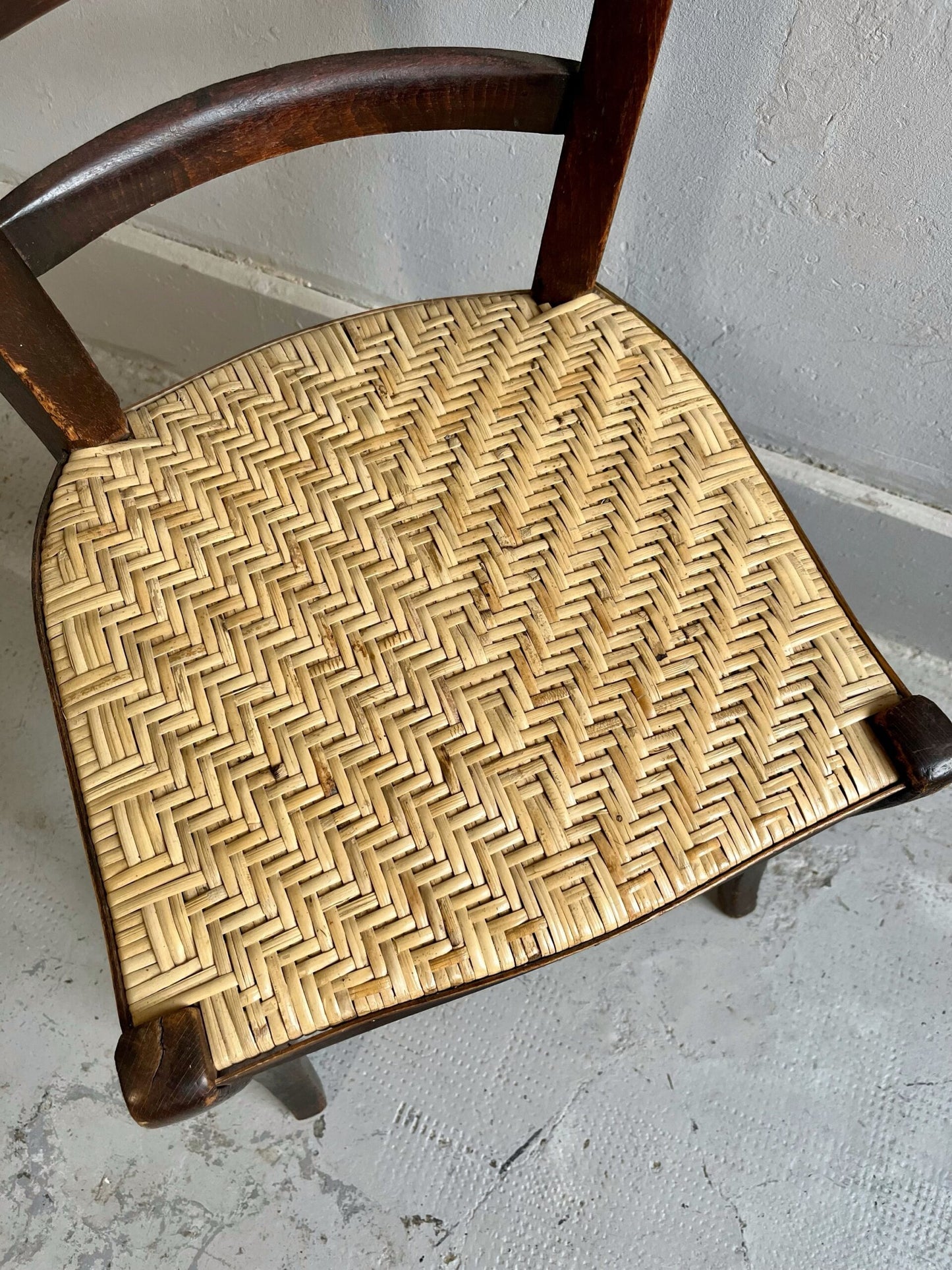 Chaise vintage en bois massif – assise paillée claire