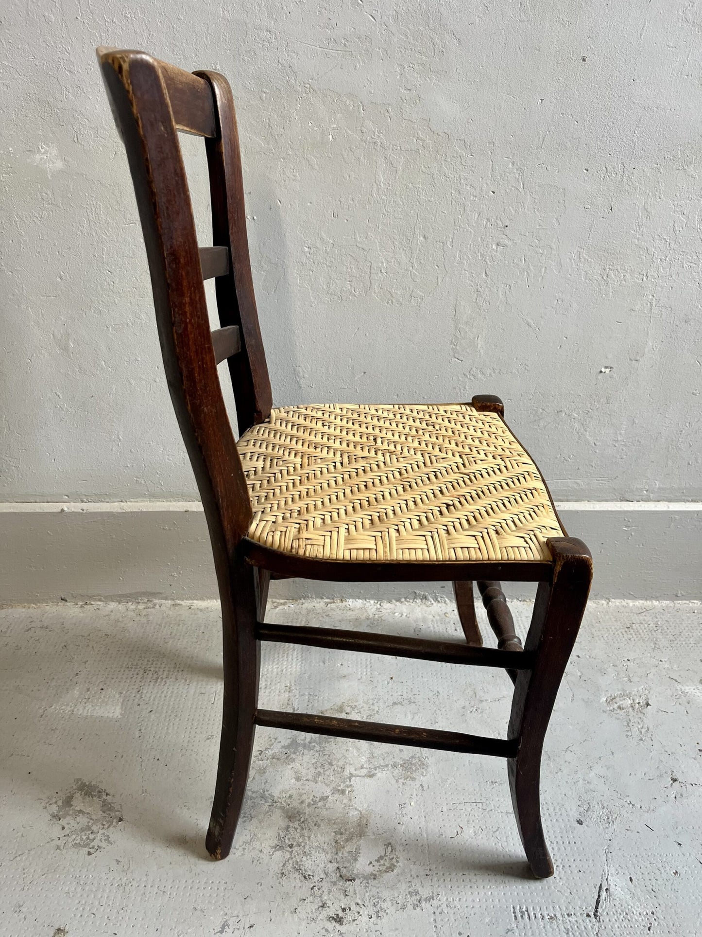 Chaise vintage en bois massif – assise paillée claire