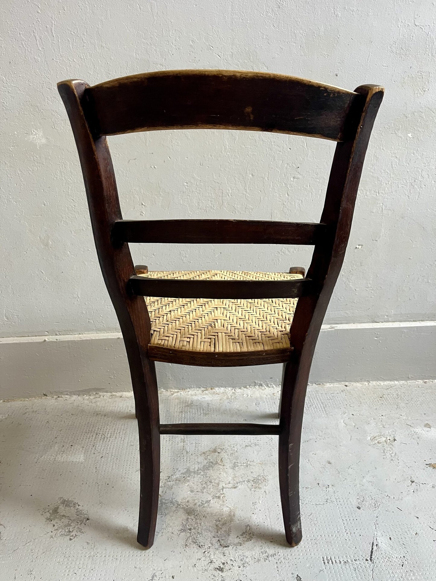 Chaise vintage en bois massif – assise paillée claire