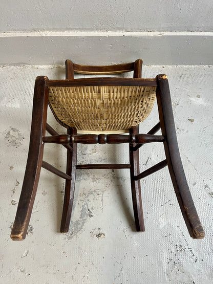 Chaise vintage en bois massif – assise paillée claire