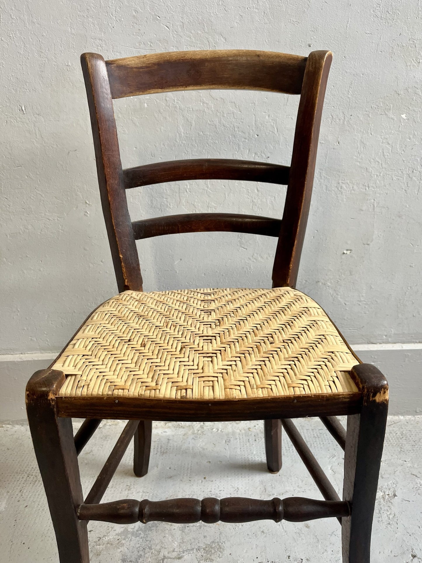 Chaise vintage en bois massif – assise paillée claire