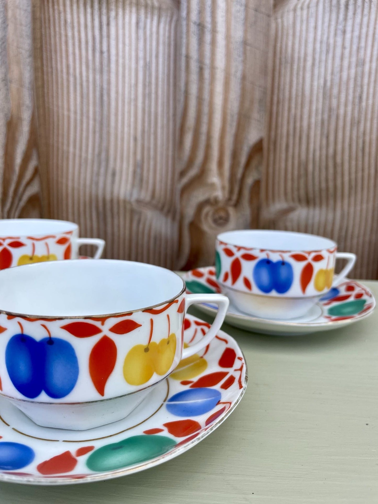 Lot de 3 tasses vintage décor fruits avec soucoupes – années 70