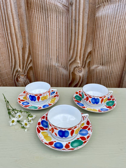 Lot de 3 tasses vintage décor fruits avec soucoupes – années 70