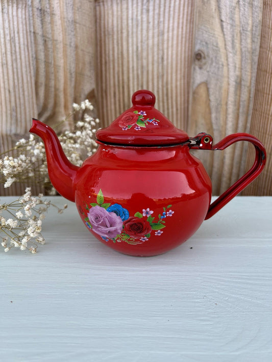 Petite théière vintage en métal émaillé rouge à motifs floraux