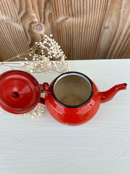Petite théière vintage en métal émaillé rouge à motifs floraux