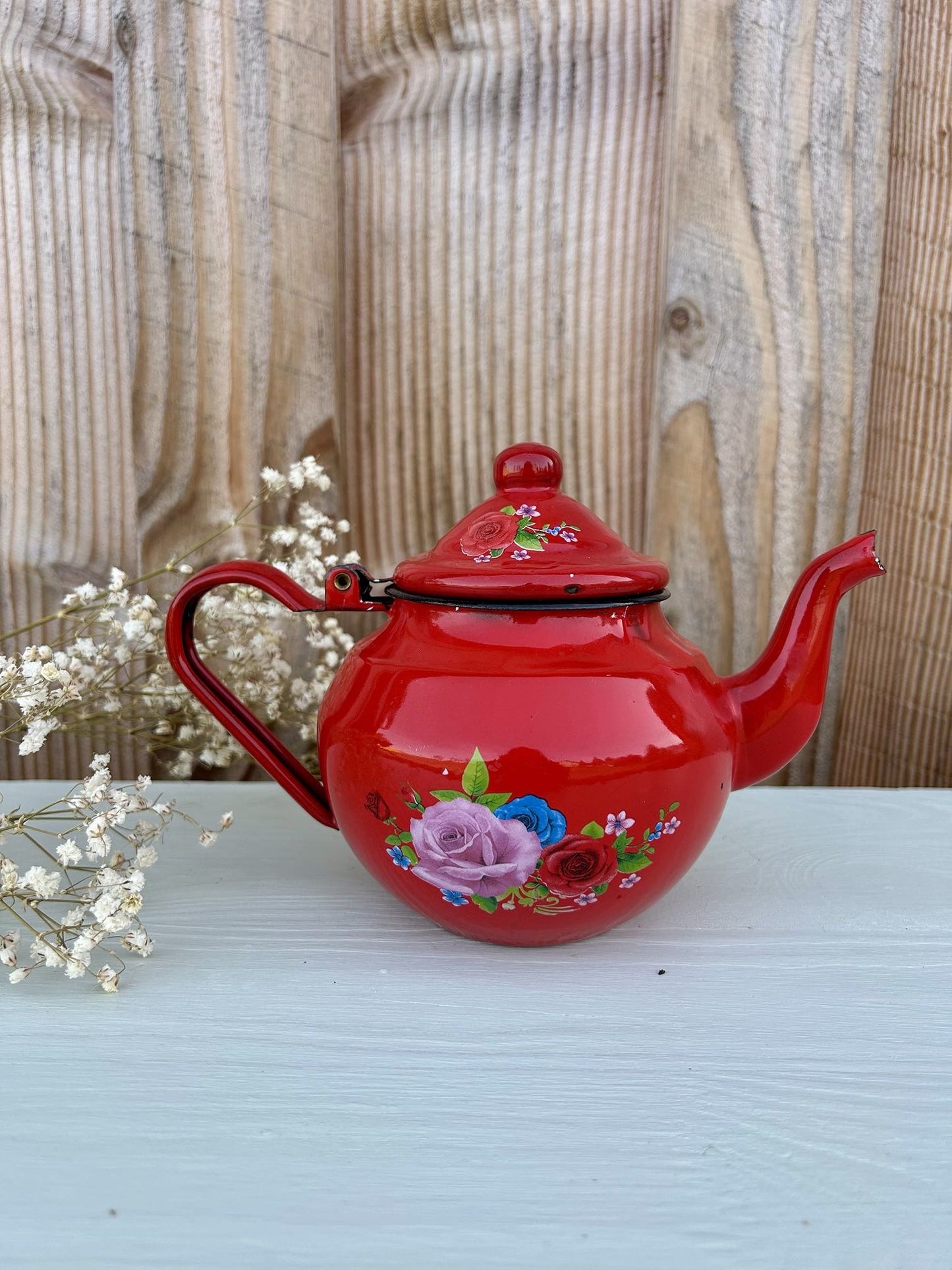 Petite théière vintage en métal émaillé rouge à motifs floraux