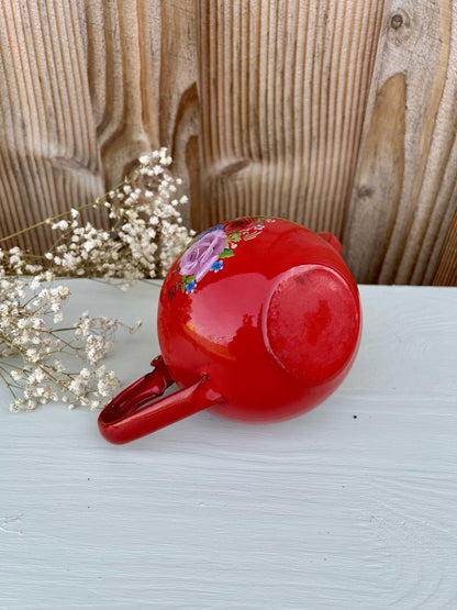 Petite théière vintage en métal émaillé rouge à motifs floraux