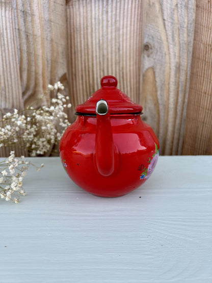 Petite théière vintage en métal émaillé rouge à motifs floraux