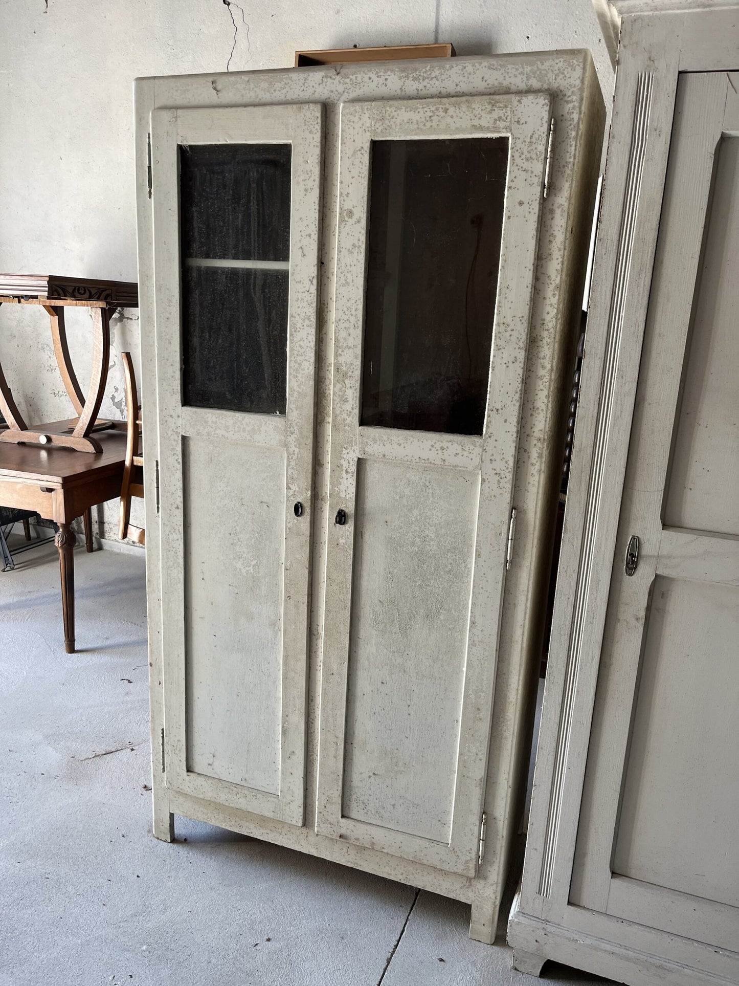 Armoire semi vitrée