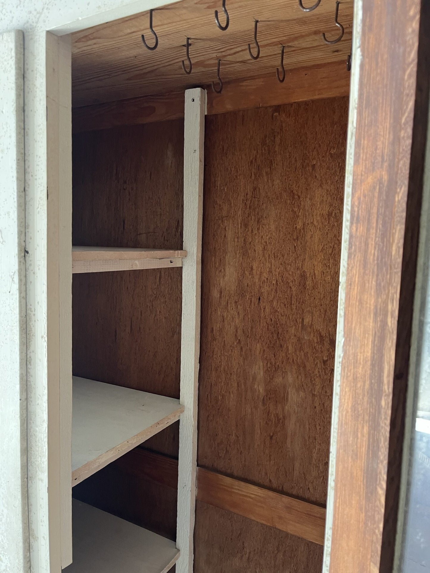 Armoire semi vitrée