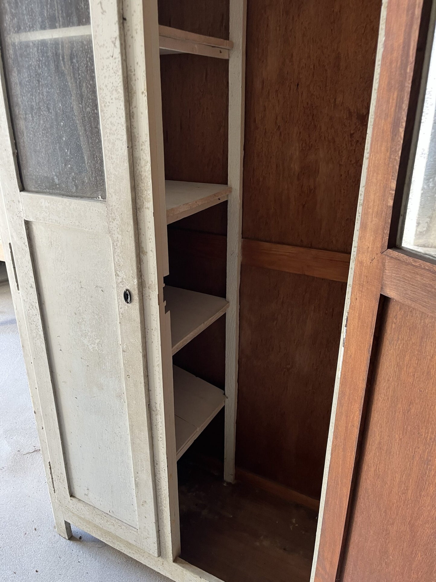 Armoire semi vitrée