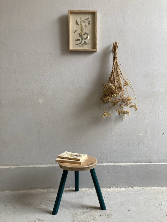Petit tabouret vintage en bois – pieds peints vert