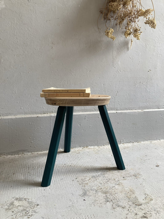 Petit tabouret vintage en bois – pieds peints vert