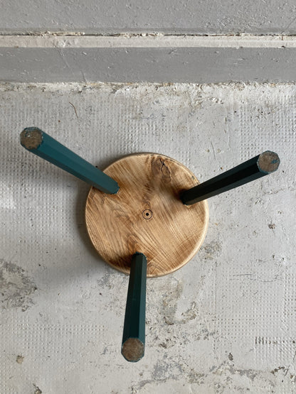 Petit tabouret vintage en bois – pieds peints vert