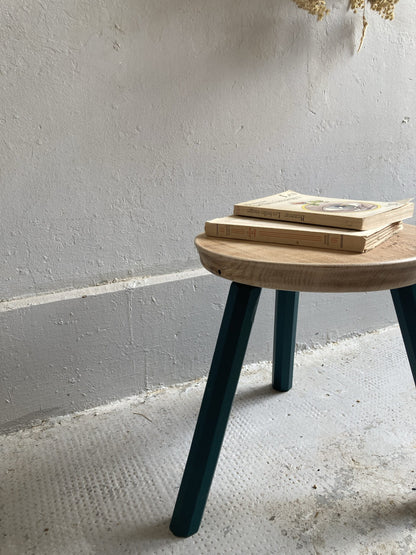 Petit tabouret vintage en bois – pieds peints vert