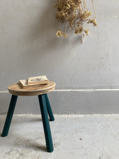 Petit tabouret vintage en bois – pieds peints vert