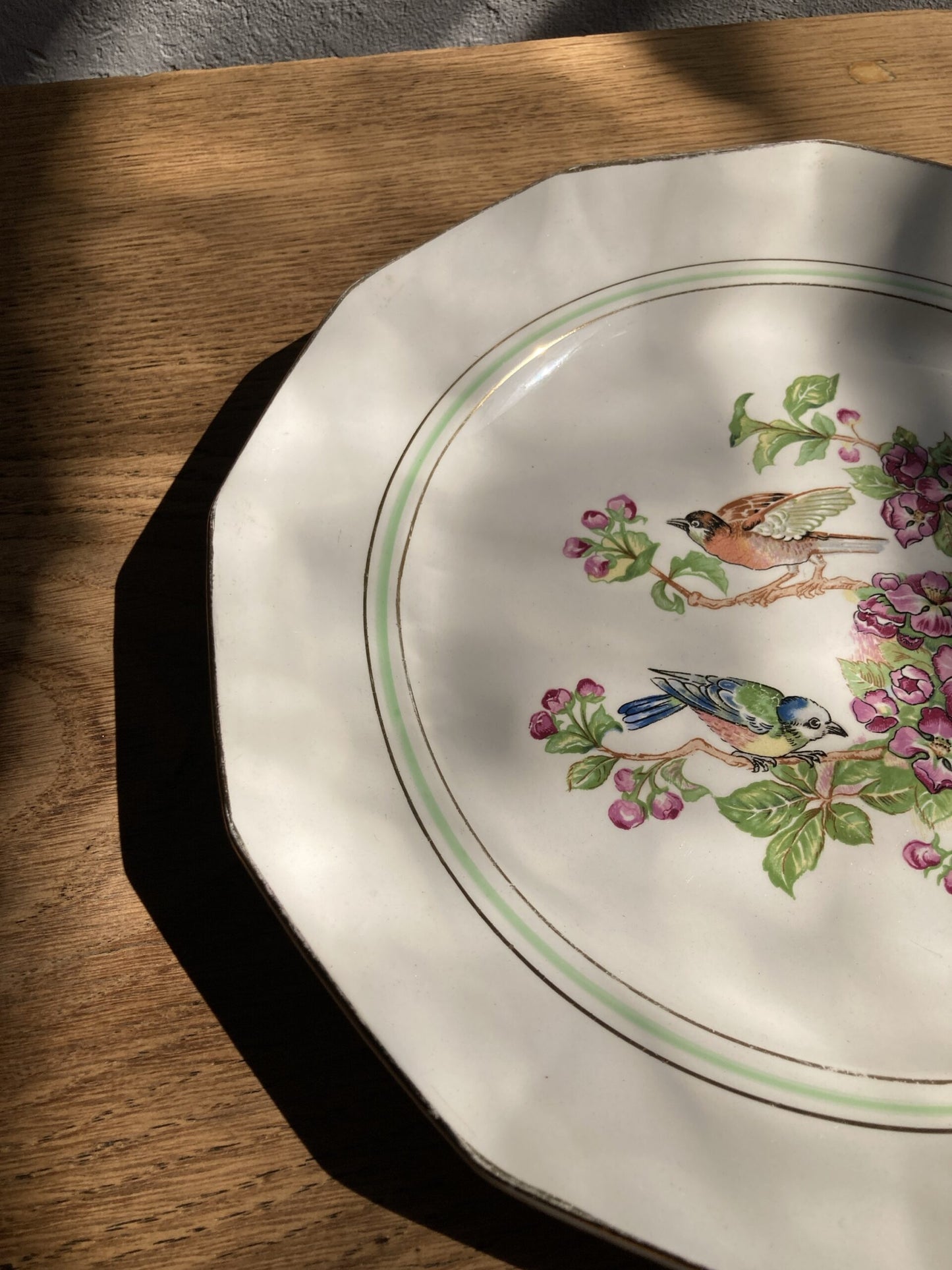 5 assiettes semi-creuses et 1 plat en porcelaine