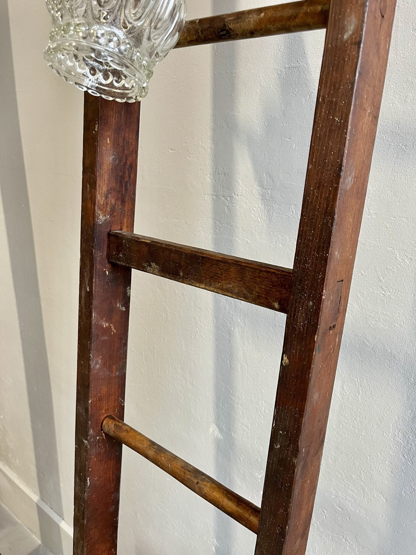 Échelle ancienne en bois – grande échelle vintage