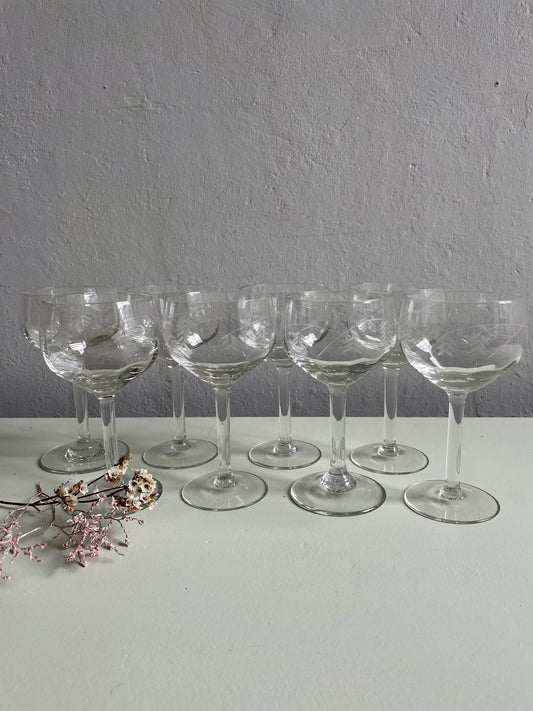 8 verres à vins gravés
