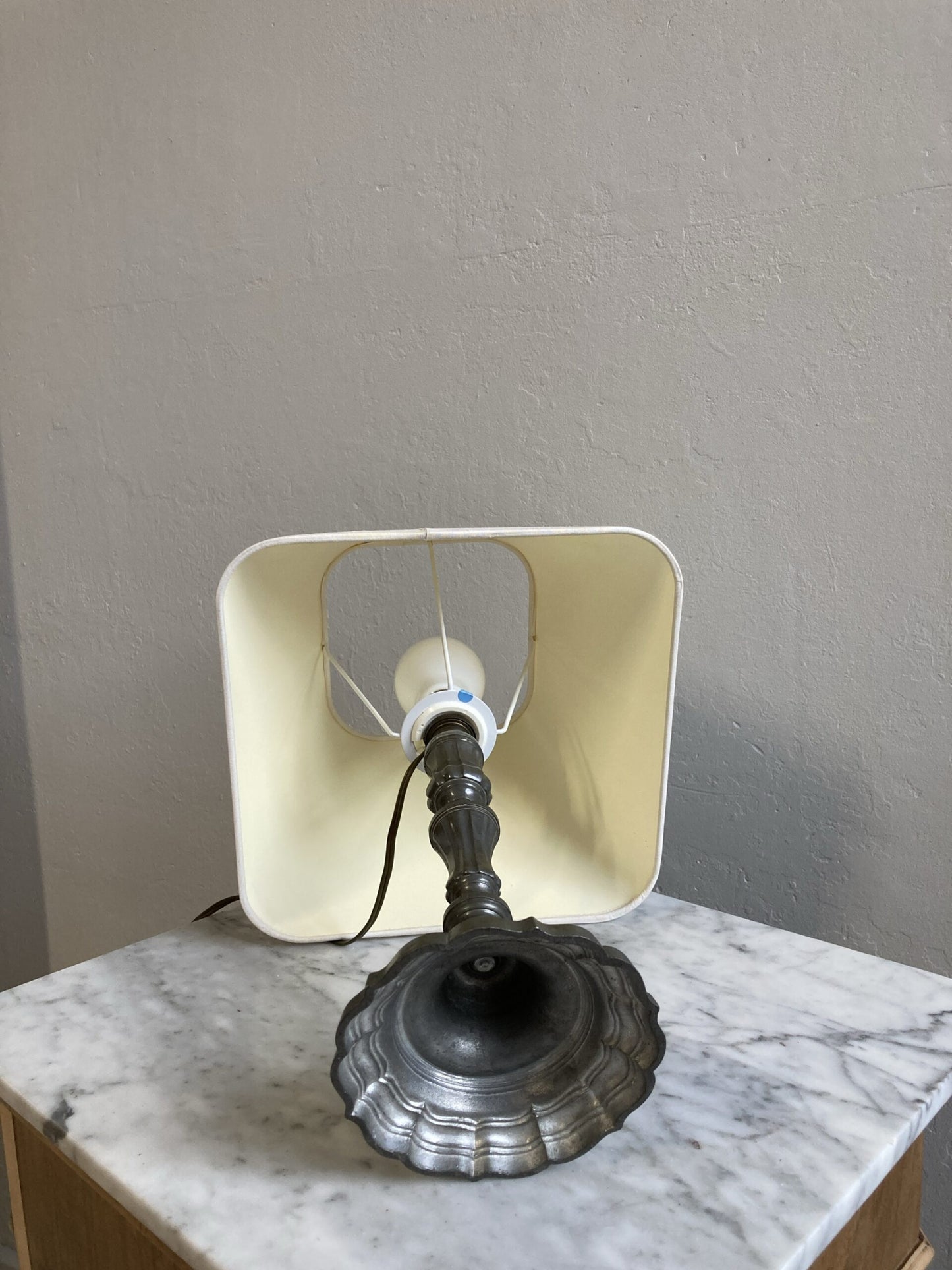 Lampe de chevet ancienne en étain