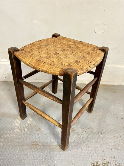 Tabouret ancien en bois et assise en paille tressée