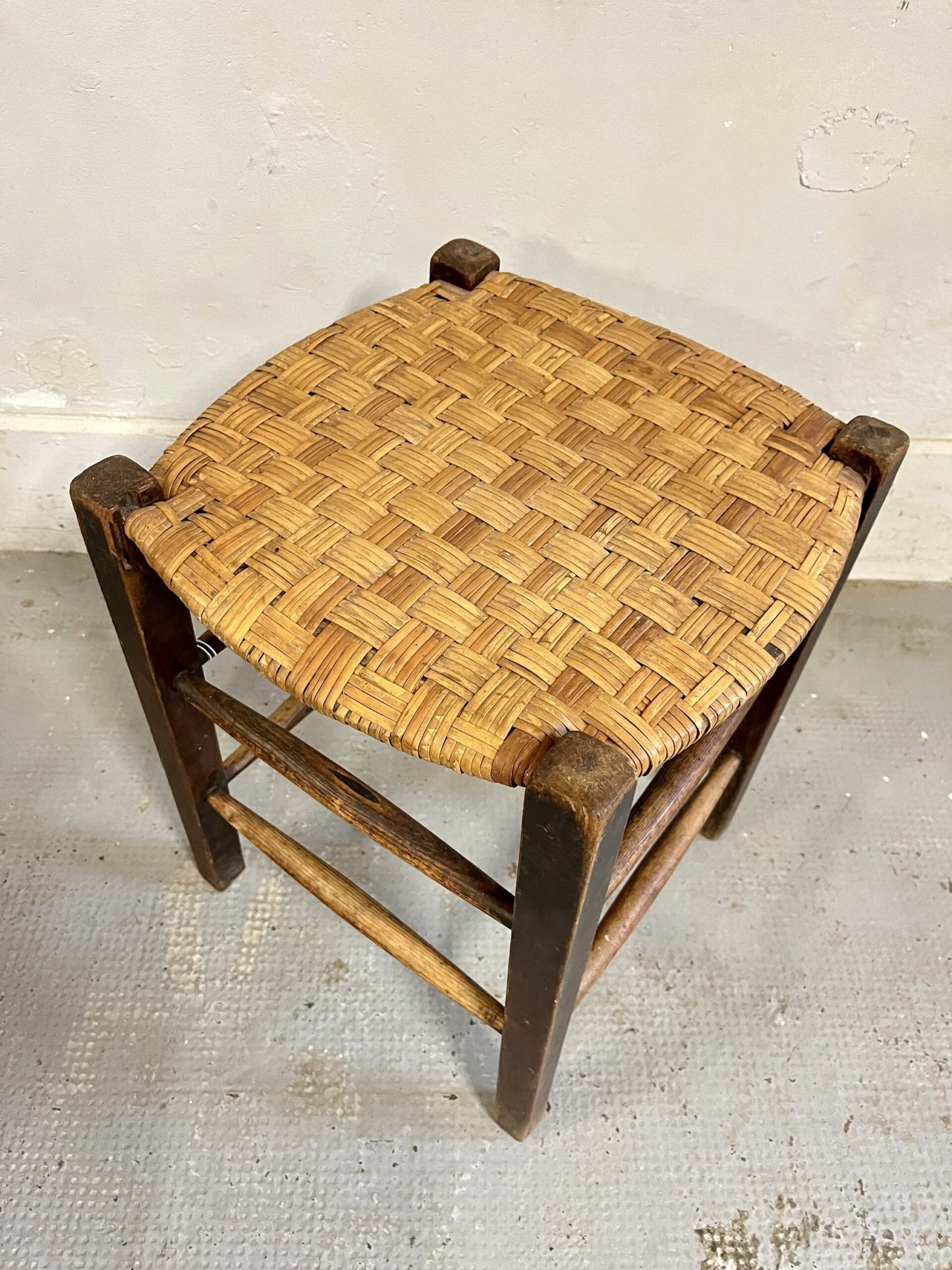 Tabouret ancien en bois et assise en paille tressée